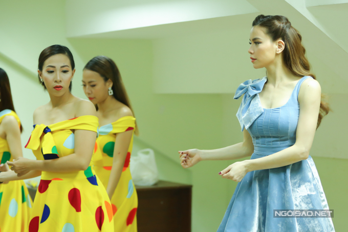 Hồ Ngọc Hà mặc gợi cảm chạy 3 show một đêm